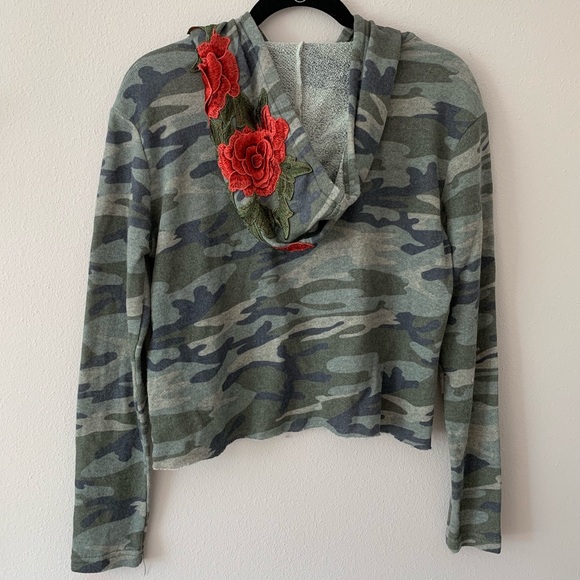 Better Be Camo cropped Hoodie with roses - Picture 4 of 7